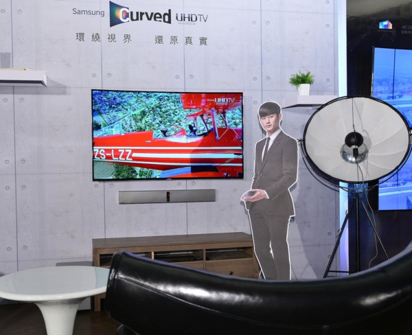 三星電子日前盛大發表黃金曲面UHD TV U9000系列，領先